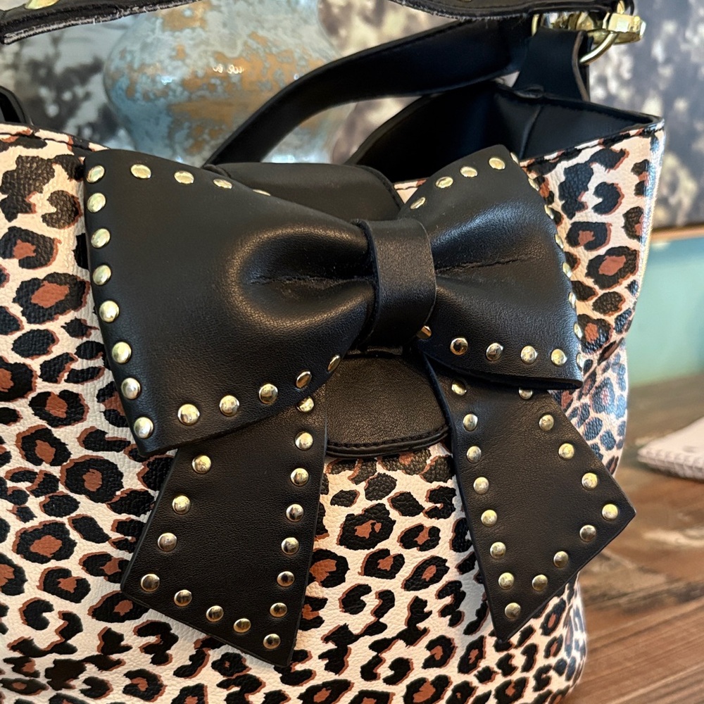 Betsey Johnson Leopard Print Shoulder Bag with Studded Black Bow beautiful - Picture 2 of 8